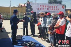 威尼斯人网站：来自吴桥村的村志愿消防队利用自制的消防器材